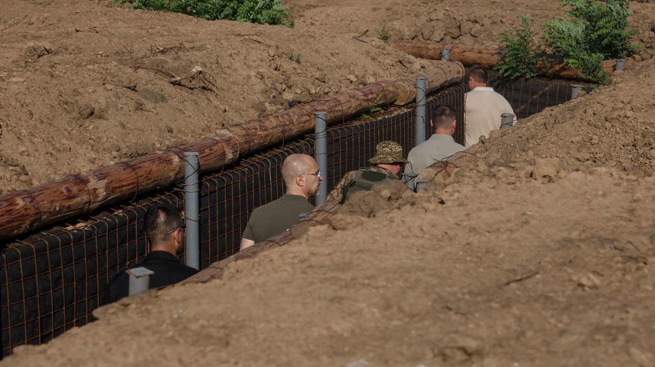 Денис Шмигаль побував в окопах під Херсоном: черговий візит урядовців (фото)